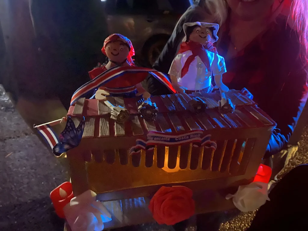 A farol depicting two musicians playing a marimba.